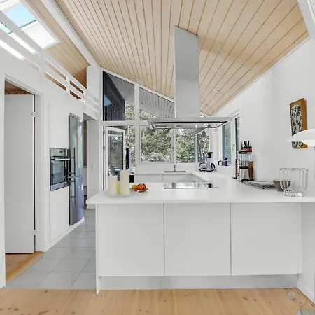 Three-bedroom In Nexo * Vester Somarken