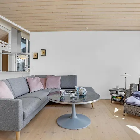 Three-bedroom In Nexo Feriehus *